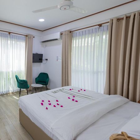 Nihaali Maldives Hotel Kudarikilu Exterior photo